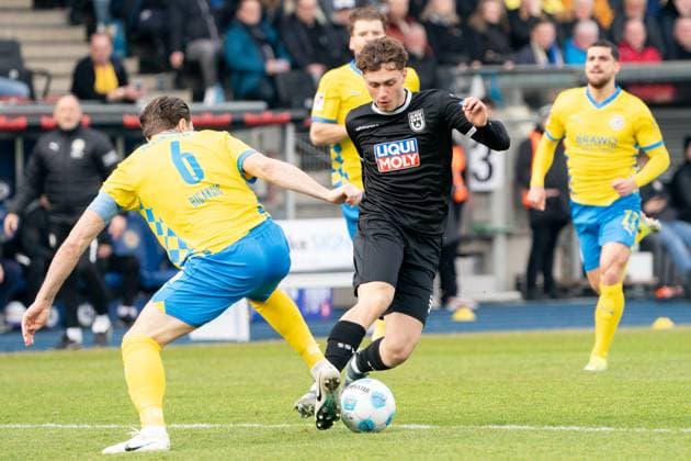 Maurice Krattenmacher (Nr. 30 SSV Ulm 1846) gegen Ermin Bicakcic (Nr. 6 Eintracht Braunschweig) GER, Eintracht Braunschweig gegen SSV Ulm 1846, Fussball, 2. Fussball Bundesliga, Spielzeit 2024 25, 01.03.2025 GER, Eintracht Braunschweig gegen SSV Ulm 1846, Fussball, 2. Fussball Bundesliga, Spielzeit 2024 25, 01.03.2025 Braunschweig