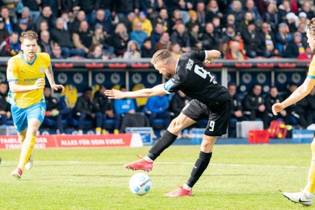Lucas Roeser (Nr. 9 SSV Ulm 1846) schiesst zur 1:0 Fuehrung der Ulmer GER, Eintracht Braunschweig gegen SSV Ulm 1846, Fussball, 2. Fussball Bundesliga, Spielzeit 2024 25, 01.03.2025 GER, Eintracht Braunschweig gegen SSV Ulm 1846, Fussball, 2. Fussball Bundesliga, Spielzeit 2024 25, 01.03.2025 Braunschweig