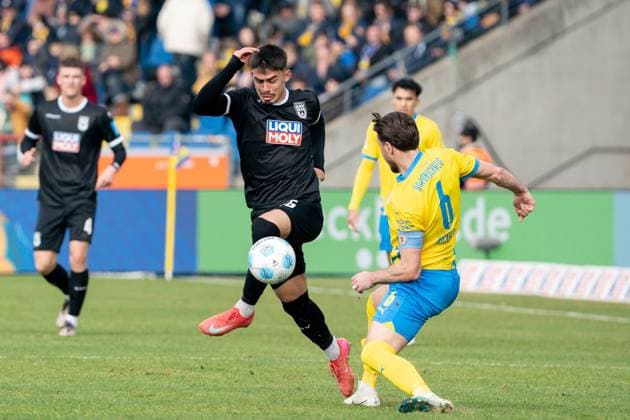Aaron Keller (Nr. 16 SSV Ulm 1846) gegen Ermin Bicakcic (Nr. 6 Eintracht Braunschweig) GER, Eintracht Braunschweig gegen SSV Ulm 1846, Fussball, 2. Fussball Bundesliga, Spielzeit 2024 25, 01.03.2025 GER, Eintracht Braunschweig gegen SSV Ulm 1846, Fussball, 2. Fussball Bundesliga, Spielzeit 2024 25, 01.03.2025 Braunschweig
