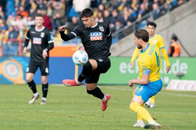 Aaron Keller (Nr. 16 SSV Ulm 1846) gegen Ermin Bicakcic (Nr. 6 Eintracht Braunschweig) GER, Eintracht Braunschweig gegen SSV Ulm 1846, Fussball, 2. Fussball Bundesliga, Spielzeit 2024 25, 01.03.2025 GER, Eintracht Braunschweig gegen SSV Ulm 1846, Fussball, 2. Fussball Bundesliga, Spielzeit 2024 25, 01.03.2025 Braunschweig