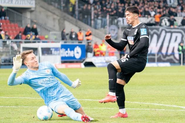 Aaron Keller (Nr. 16 SSV Ulm 1846) scheitert an Ron-Thorben Hoffmann (Nr. 1 Eintracht Braunschweig) GER, Eintracht Braunschweig gegen SSV Ulm 1846, Fussball, 2. Fussball Bundesliga, Spielzeit 2024 25, 01.03.2025 GER, Eintracht Braunschweig gegen SSV Ulm 1846, Fussball, 2. Fussball Bundesliga, Spielzeit 2024 25, 01.03.2025 Braunschweig