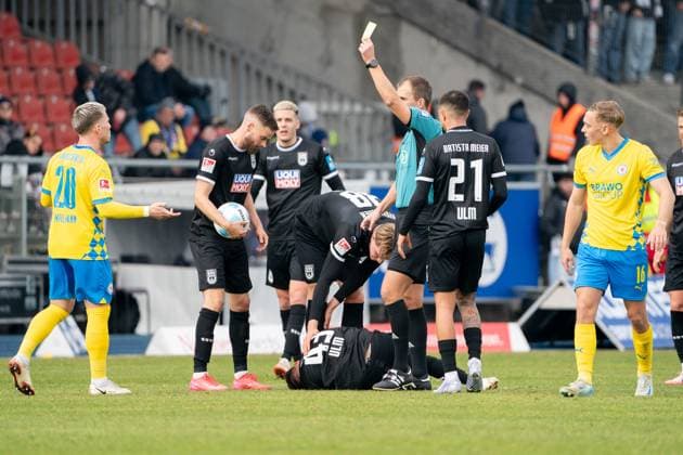 Romario Roesch (Nr. 43 SSV Ulm 1846) am Boden, Lino Tempelmann (Nr. 20 Eintracht Braunschweig) erhaelt fuer sein Foul die gelbe Karte GER, Eintracht Braunschweig gegen SSV Ulm 1846, Fussball, 2. Fussball Bundesliga, Spielzeit 2024 25, 01.03.2025 GER, Eintracht Braunschweig gegen SSV Ulm 1846, Fussball, 2. Fussball Bundesliga, Spielzeit 2024 25, 01.03.2025 Braunschweig