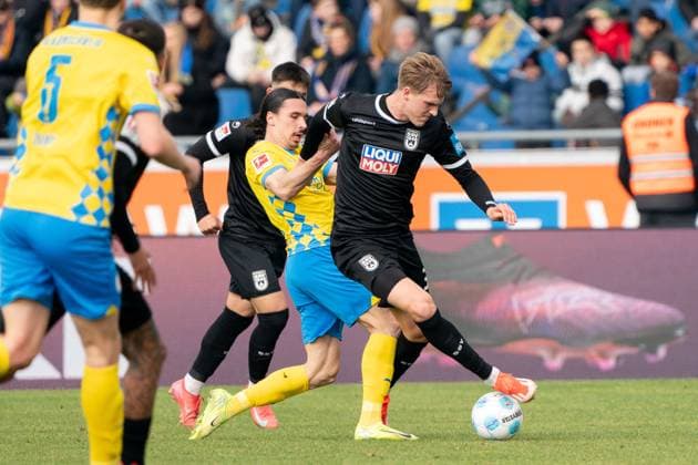 Luka Hyrylaeinen (Nr. 38 SSV Ulm 1846) gegen Rayan Philippe (Nr. 9 Eintracht Braunschweig) GER, Eintracht Braunschweig gegen SSV Ulm 1846, Fussball, 2. Fussball Bundesliga, Spielzeit 2024 25, 01.03.2025 GER, Eintracht Braunschweig gegen SSV Ulm 1846, Fussball, 2. Fussball Bundesliga, Spielzeit 2024 25, 01.03.2025 Braunschweig
