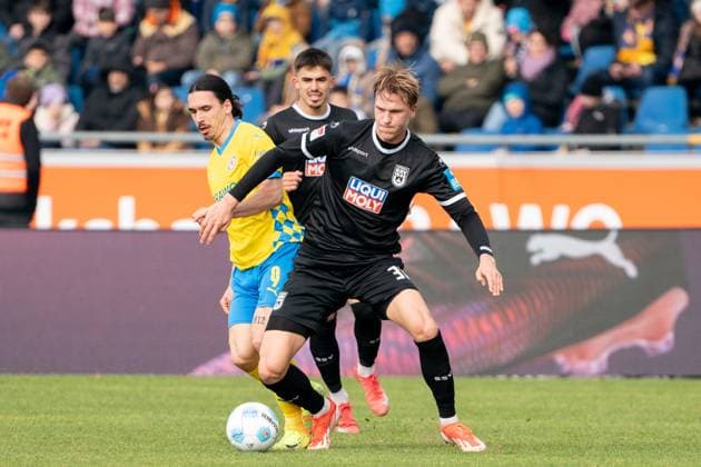Luka Hyrylaeinen (Nr. 38 SSV Ulm 1846) gegen Rayan Philippe (Nr. 9 Eintracht Braunschweig) GER, Eintracht Braunschweig gegen SSV Ulm 1846, Fussball, 2. Fussball Bundesliga, Spielzeit 2024 25, 01.03.2025 GER, Eintracht Braunschweig gegen SSV Ulm 1846, Fussball, 2. Fussball Bundesliga, Spielzeit 2024 25, 01.03.2025 Braunschweig