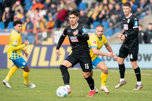 Aaron Keller (Nr. 16 SSV Ulm 1846) mit Ball GER, Eintracht Braunschweig gegen SSV Ulm 1846, Fussball, 2. Fussball Bundesliga, Spielzeit 2024 25, 01.03.2025 GER, Eintracht Braunschweig gegen SSV Ulm 1846, Fussball, 2. Fussball Bundesliga, Spielzeit 2024 25, 01.03.2025 Braunschweig