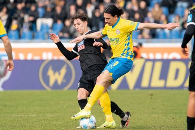 Max Brandt (Nr. 23 SSV Ulm 1846) gegen Rayan Philippe (Nr. 9 Eintracht Braunschweig) GER, Eintracht Braunschweig gegen SSV Ulm 1846, Fussball, 2. Fussball Bundesliga, Spielzeit 2024 25, 01.03.2025 GER, Eintracht Braunschweig gegen SSV Ulm 1846, Fussball, 2. Fussball Bundesliga, Spielzeit 2024 25, 01.03.2025 Braunschweig