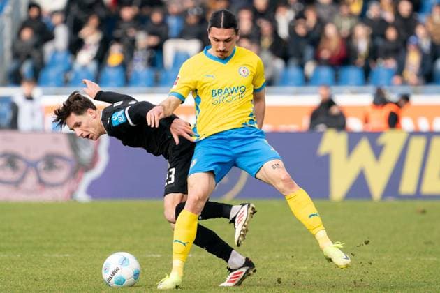 Max Brandt (Nr. 23 SSV Ulm 1846) gegen Rayan Philippe (Nr. 9 Eintracht Braunschweig) GER, Eintracht Braunschweig gegen SSV Ulm 1846, Fussball, 2. Fussball Bundesliga, Spielzeit 2024 25, 01.03.2025 GER, Eintracht Braunschweig gegen SSV Ulm 1846, Fussball, 2. Fussball Bundesliga, Spielzeit 2024 25, 01.03.2025 Braunschweig