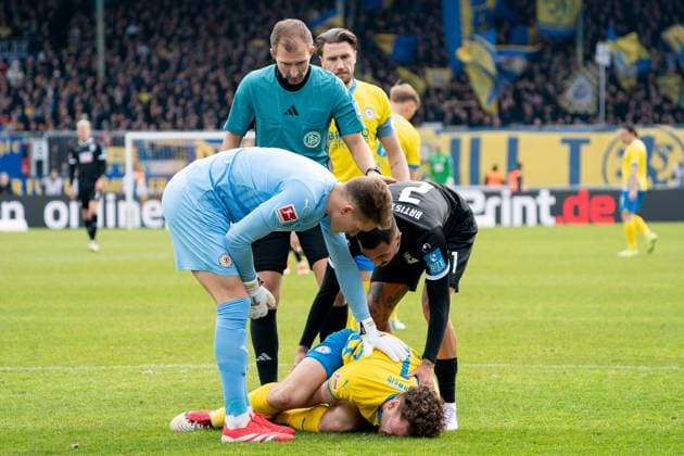 Oliver Batista Meier (Nr. 21 SSV Ulm 1846) entschuldigt sich bei seinem gegner GER, Eintracht Braunschweig gegen SSV Ulm 1846, Fussball, 2. Fussball Bundesliga, Spielzeit 2024 25, 01.03.2025 GER, Eintracht Braunschweig gegen SSV Ulm 1846, Fussball, 2. Fussball Bundesliga, Spielzeit 2024 25, 01.03.2025 Braunschweig