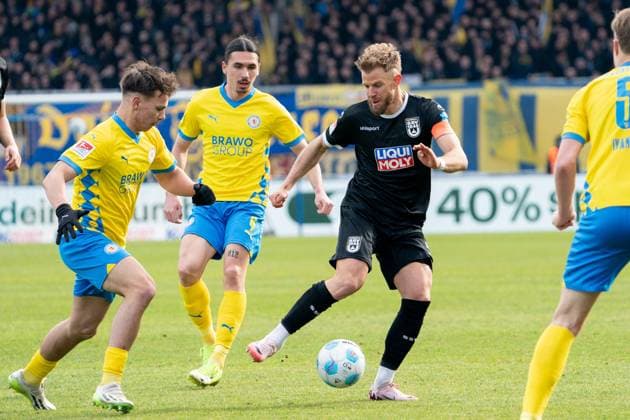 Lucas Roeser (Nr. 9 SSV Ulm 1846) gegen Rayan Philippe (Nr. 9 Eintracht Braunschweig) GER, Eintracht Braunschweig gegen SSV Ulm 1846, Fussball, 2. Fussball Bundesliga, Spielzeit 2024 25, 01.03.2025 GER, Eintracht Braunschweig gegen SSV Ulm 1846, Fussball, 2. Fussball Bundesliga, Spielzeit 2024 25, 01.03.2025 Braunschweig