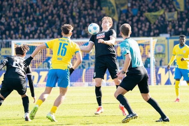 Luka Hyrylaeinen (Nr. 38 SSV Ulm 1846) gegen Max Marie (Nr. 15 Eintracht Braunschweig) GER, Eintracht Braunschweig gegen SSV Ulm 1846, Fussball, 2. Fussball Bundesliga, Spielzeit 2024 25, 01.03.2025 GER, Eintracht Braunschweig gegen SSV Ulm 1846, Fussball, 2. Fussball Bundesliga, Spielzeit 2024 25, 01.03.2025 Braunschweig