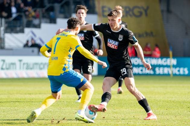 Semir Telalovic (Nr. 29 SSV Ulm 1846) gegen Fabio Kaufmann (Nr. 7 Eintracht Braunschweig) GER, Eintracht Braunschweig gegen SSV Ulm 1846, Fussball, 2. Fussball Bundesliga, Spielzeit 2024 25, 01.03.2025 GER, Eintracht Braunschweig gegen SSV Ulm 1846, Fussball, 2. Fussball Bundesliga, Spielzeit 2024 25, 01.03.2025 Braunschweig