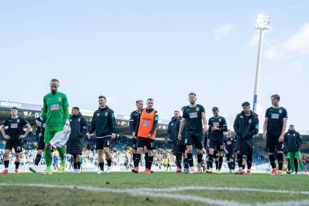 Die Spieler des SSV Ulm nach Abpfiff GER, Eintracht Braunschweig gegen SSV Ulm 1846, Fussball, 2. Fussball Bundesliga, Spielzeit 2024 25, 01.03.2025 GER, Eintracht Braunschweig gegen SSV Ulm 1846, Fussball, 2. Fussball Bundesliga, Spielzeit 2024 25, 01.03.2025 Braunschweig