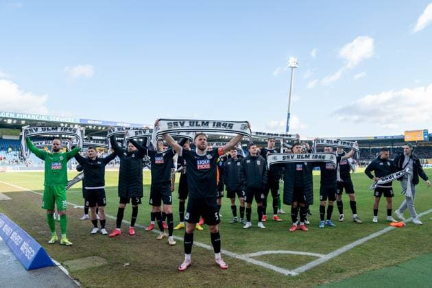 Die Spieler des SSV Ulm bedanken sich bei den mitgereisten Fans GER, Eintracht Braunschweig gegen SSV Ulm 1846, Fussball, 2. Fussball Bundesliga, Spielzeit 2024 25, 01.03.2025 GER, Eintracht Braunschweig gegen SSV Ulm 1846, Fussball, 2. Fussball Bundesliga, Spielzeit 2024 25, 01.03.2025 Braunschweig