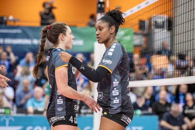 Danielle Harbin (SC Potsdam, 03) mit Jenna Ewert (SC Potsdam, 04) , li GER, Allianz MTV Stuttgart - SC Potsdam, Volleyball Bundesliga, VBL, Spielzeit 2024 2025, 01.03.2025 GER, Allianz MTV Stuttgart - SC Potsdam, Volleyball Bundesliga, VBL, Spielzeit 2024 2025, 01.03.2025 Stuttgart Copyright: xSandyxDinkelackerx EP_SDR