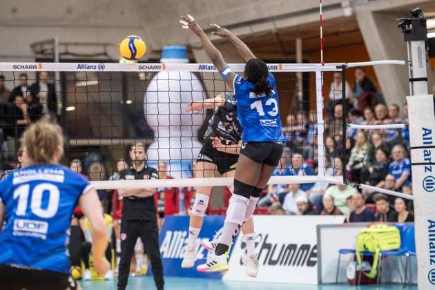 Krystal Rivers (Allianz MTV Stuttgart, 13) wehrt Ball von Lara Darowski (SC Potsdam, 13) ab GER, Allianz MTV Stuttgart - SC Potsdam, Volleyball Bundesliga, VBL, Spielzeit 2024 2025, 01.03.2025 GER, Allianz MTV Stuttgart - SC Potsdam, Volleyball Bundesliga, VBL, Spielzeit 2024 2025, 01.03.2025 Stuttgart Copyright: xSandyxDinkelackerx EP_SDR