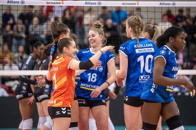 Pia Kaestner (Allianz MTV Stuttgart, 18) in der Mitte - Jubel, Freude mit Team GER, Allianz MTV Stuttgart - SC Potsdam, Volleyball Bundesliga, VBL, Spielzeit 2024 2025, 01.03.2025 GER, Allianz MTV Stuttgart - SC Potsdam, Volleyball Bundesliga, VBL, Spielzeit 2024 2025, 01.03.2025 Stuttgart Copyright: xSandyxDinkelackerx EP_SDR