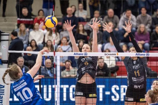 Eleanor Joyce Holthaus (SC Potsdam, 06) und Sabrina Michelle Starks (SC Potsdam, 11) versuchen Ball von Jolien Knollema (Allianz MTV Stuttgart, 10) zu blocken GER, Allianz MTV Stuttgart - SC Potsdam, Volleyball Bundesliga, VBL, Spielzeit 2024 2025, 01.03.2025 GER, Allianz MTV Stuttgart - SC Potsdam, Volleyball Bundesliga, VBL, Spielzeit 2024 2025, 01.03.2025 Stuttgart Copyright: xSandyxDinkelackerx EP_SDR
