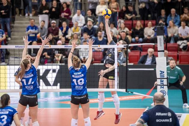 Eleanor Joyce Holthaus (SC Potsdam, 06) vs. Stuttgarter Block aus Kelsey Veltman (Allianz MTV Stuttgart, 14), li. und Pia Kaestner (Allianz MTV Stuttgart, 18), re. GER, Allianz MTV Stuttgart - SC Potsdam, Volleyball Bundesliga, VBL, Spielzeit 2024 2025, 01.03.2025 GER, Allianz MTV Stuttgart - SC Potsdam, Volleyball Bundesliga, VBL, Spielzeit 2024 2025, 01.03.2025 Stuttgart Copyright: xSandyxDinkelackerx EP_SDR