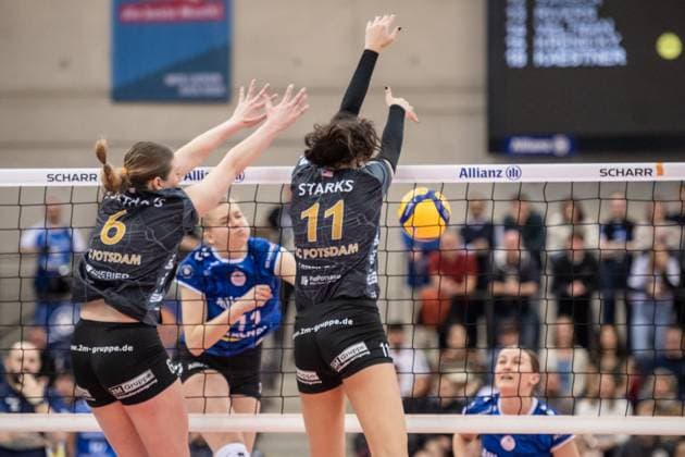 Eleanor Joyce Holthaus (SC Potsdam, 06) und Sabrina Michelle Starks (SC Potsdam, 11) wehren Ball von Pauline Martin (Allianz MTV Stuttgart, 11) ab GER, Allianz MTV Stuttgart - SC Potsdam, Volleyball Bundesliga, VBL, Spielzeit 2024 2025, 01.03.2025 GER, Allianz MTV Stuttgart - SC Potsdam, Volleyball Bundesliga, VBL, Spielzeit 2024 2025, 01.03.2025 Stuttgart Copyright: xSandyxDinkelackerx EP_SDR