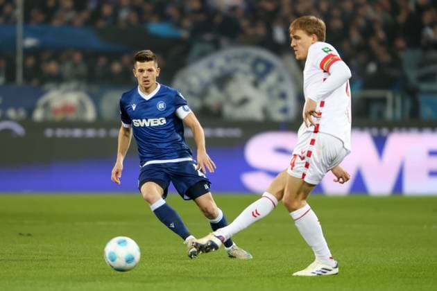 Timo Huebers (1. FC Koeln, 04) gegen Marvin Wanitzek (Karlsruher SC, 10), Karlsruher SC vs. 1. FC Koeln Fussball, 2. Bundesliga, 24. Spieltag, 2024 2025, 01.03.2025, DFL REGULATIONS PROHIBIT ANY USE OF PHOTOGRAPHS AS IMAGE SEQUENCES AND OR QUASI-VIDEO, Karlsruher SC vs. 1. FC Koeln Fussball, 2. Bundesliga, 24. Spieltag, 2024 2025, 01.03.2025 Karlsruhe