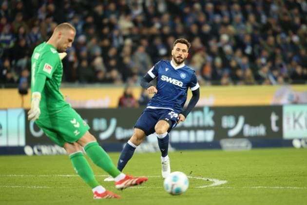 Fabian Schleusener (Karlsruher SC, 24) presst Marvin Schwaebe (1. FC Koeln, Torwart 01), Karlsruher SC vs. 1. FC Koeln Fussball, 2. Bundesliga, 24. Spieltag, 2024 2025, 01.03.2025, DFL REGULATIONS PROHIBIT ANY USE OF PHOTOGRAPHS AS IMAGE SEQUENCES AND OR QUASI-VIDEO, Karlsruher SC vs. 1. FC Koeln Fussball, 2. Bundesliga, 24. Spieltag, 2024 2025, 01.03.2025 Karlsruhe