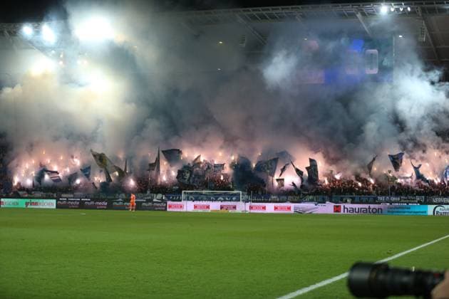01.03.2025, xrekx, Fussball 2.Bundesliga, Karlsruher SC - 1.FC Köln v.l. KSC Pyrotechnik Fans ,Stimmung, Schals, Trikot, Fahne, Banner, Ultras, Zuschauer, Besucher, Choreo, Choreografie, atmosphere, spectators, Visitors (DFL DFB REGULATIONS PROHIBIT ANY USE OF PHOTOGRAPHS as IMAGE SEQUENCES and or QUASI-VIDEO) Karlsruhe