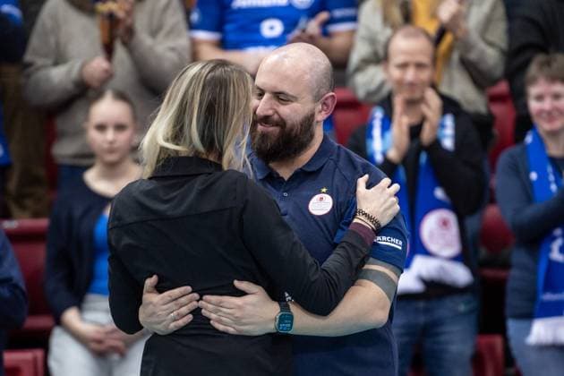 Konstantin Bitter (Allianz MTV Stuttgart, Trainer) und Kim Oszvald-Renkem bei Verabschiedung in Stuttgart GER, Allianz MTV Stuttgart - SC Potsdam, Volleyball Bundesliga, VBL, Spielzeit 2024 2025, 01.03.2025 GER, Allianz MTV Stuttgart - SC Potsdam, Volleyball Bundesliga, VBL, Spielzeit 2024 2025, 01.03.2025 Stuttgart Copyright: xSandyxDinkelackerx EP_SDR