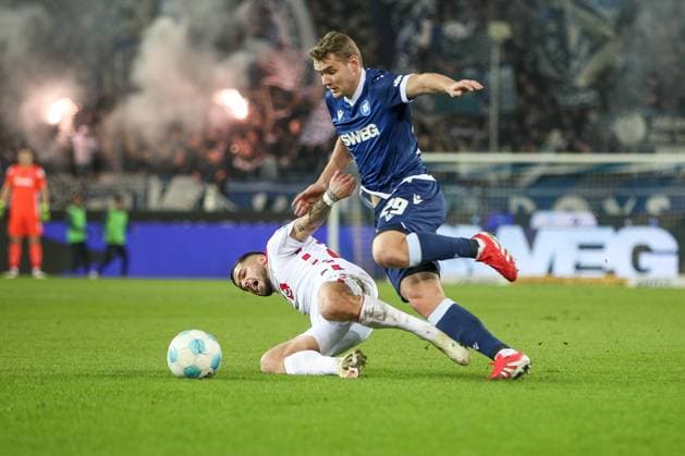 Zweikampf zwischen Jusuf Gazibegovic (1. FC Koeln, 25) und Lasse Guenther (Karlsruher SC, 29), Karlsruher SC vs. 1. FC Koeln Fussball, 2. Bundesliga, 24. Spieltag, 2024 2025, 01.03.2025, DFL REGULATIONS PROHIBIT ANY USE OF PHOTOGRAPHS AS IMAGE SEQUENCES AND OR QUASI-VIDEO, Karlsruher SC vs. 1. FC Koeln Fussball, 2. Bundesliga, 24. Spieltag, 2024 2025, 01.03.2025 Karlsruhe