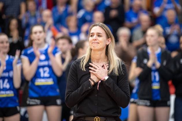 Sichtlich emotionaler Abschied Kim Oszvald-Renkem bei Verabschiedung in Stuttgart GER, Allianz MTV Stuttgart - SC Potsdam, Volleyball Bundesliga, VBL, Spielzeit 2024 2025, 01.03.2025 GER, Allianz MTV Stuttgart - SC Potsdam, Volleyball Bundesliga, VBL, Spielzeit 2024 2025, 01.03.2025 Stuttgart Copyright: xSandyxDinkelackerx EP_SDR