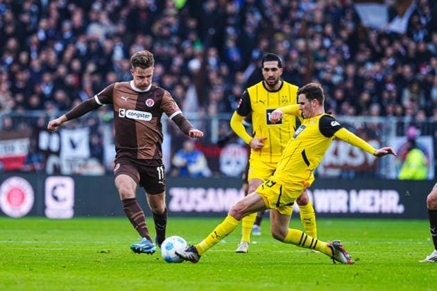 Johannes Eggestein (FC St. Pauli, 11), Pascal Gross (Borussia Dortmund, 13) GER, FC St. Pauli vs. Borussia Dortmund, Fussball, Bundesliga, Spieltag 24, Saison 2024 25, 01.03.2025 DFL REGULATIONS PROHIBIT ANY USE OF PHOTOGRAPHS AS IMAGE SEQUENCES AND OR QUASI-VIDEO GER, FC St. Pauli vs. Borussia Dortmund, Fussball, Bundesliga, Spieltag 24, Saison 2024 25, 01.03.2025 Hamburg Copyright: xEibner-Pressefoto MarcelxvonxFehrnx EP_MFN