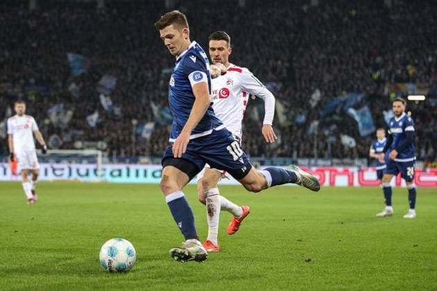 Marvin Wanitzek (Karlsruher SC, 10) mit der Hereingabe Dejan Ljubicic (1. FC Koeln, 07), Karlsruher SC vs. 1. FC Koeln Fussball, 2. Bundesliga, 24. Spieltag, 2024 2025, 01.03.2025, DFL REGULATIONS PROHIBIT ANY USE OF PHOTOGRAPHS AS IMAGE SEQUENCES AND OR QUASI-VIDEO, Karlsruher SC vs. 1. FC Koeln Fussball, 2. Bundesliga, 24. Spieltag, 2024 2025, 01.03.2025 Karlsruhe