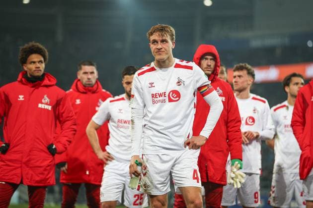 Timo Huebers (1. FC Koeln, 04) mit der Mannschaft beiden Fans, Karlsruher SC vs. 1. FC Koeln Fussball, 2. Bundesliga, 24. Spieltag, 2024 2025, 01.03.2025, DFL REGULATIONS PROHIBIT ANY USE OF PHOTOGRAPHS AS IMAGE SEQUENCES AND OR QUASI-VIDEO, Karlsruher SC vs. 1. FC Koeln Fussball, 2. Bundesliga, 24. Spieltag, 2024 2025, 01.03.2025 Karlsruhe