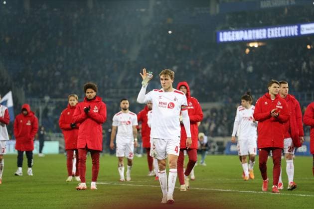 01.03.2025, xrekx, Fussball 2.Bundesliga, Karlsruher SC - 1.FC Köln v.l. Die Mannschaft auf dem Weg zu den Fans enttaeuscht, enttäuscht, schaut enttaeuscht, traurig, frustriert, niedergeschlagen, disappointed, sad, frustrated Timo Hübers Huebers (1.FC Koeln) (DFL DFB REGULATIONS PROHIBIT ANY USE OF PHOTOGRAPHS as IMAGE SEQUENCES and or QUASI-VIDEO) Karlsruhe