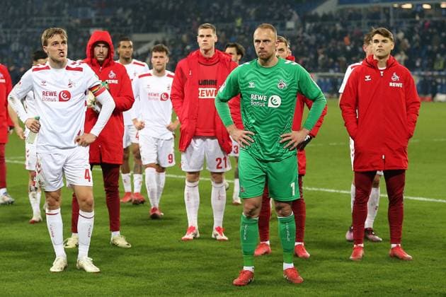 Sport Bilder des Tages 01.03.2025, xrekx, Fussball 2.Bundesliga, Karlsruher SC - 1.FC Köln v.l. Die Mannschaft auf dem Weg zu den Fans enttaeuscht, enttäuscht, schaut enttaeuscht, traurig, frustriert, niedergeschlagen, disappointed, sad, frustrated Timo Hübers Huebers (1.FC Koeln) (DFL DFB REGULATIONS PROHIBIT ANY USE OF PHOTOGRAPHS as IMAGE SEQUENCES and or QUASI-VIDEO) Karlsruhe
