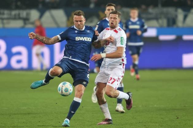 Marcel Franke (Karlsruher SC, 28) im Zweikampf mit Imad Rondic (1. FC Koeln, 27), Karlsruher SC vs. 1. FC Koeln Fussball, 2. Bundesliga, 24. Spieltag, 2024 2025, 01.03.2025, DFL REGULATIONS PROHIBIT ANY USE OF PHOTOGRAPHS AS IMAGE SEQUENCES AND OR QUASI-VIDEO, Karlsruher SC vs. 1. FC Koeln Fussball, 2. Bundesliga, 24. Spieltag, 2024 2025, 01.03.2025 Karlsruhe
