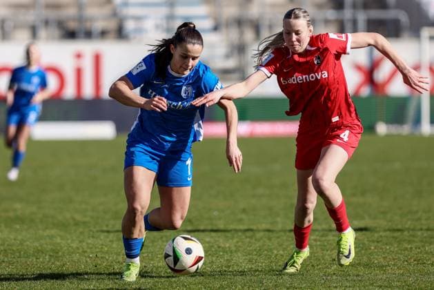 v.li.: Sarah Preuß (Preuss, SV Meppen, 11) und Mia-Lena Maas (SC Freiburg II, 4) im Zweikampf, Duell, Dynamik, Aktion, Action, Spielszene, DIE DFB-RICHTLINIEN UNTERSAGEN JEGLICHE NUTZUNG VON FOTOS ALS SEQUENZBILDER UND ODER VIDEOÄHNLICHE FOTOSTRECKEN. DFB REGULATIONS PROHIBIT ANY USE OF PHOTOGRAPHS AS IMAGE SEQUENCES AND OR QUASI-VIDEO., 02.03.2025, Meppen (Deutschland), Fussball, 2. Frauen-Bundesliga, SV Meppen - SC Freiburg II