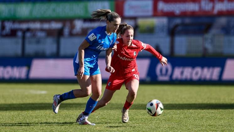 v.li.: Jeske Steenwijk (SV Meppen, 2) und Victoria Wunderlich (SC Freiburg II, 20) im Zweikampf, Duell, Dynamik, Aktion, Action, Spielszene, DIE DFB-RICHTLINIEN UNTERSAGEN JEGLICHE NUTZUNG VON FOTOS ALS SEQUENZBILDER UND ODER VIDEOÄHNLICHE FOTOSTRECKEN. DFB REGULATIONS PROHIBIT ANY USE OF PHOTOGRAPHS AS IMAGE SEQUENCES AND OR QUASI-VIDEO., 02.03.2025, Meppen (Deutschland), Fussball, 2. Frauen-Bundesliga, SV Meppen - SC Freiburg II