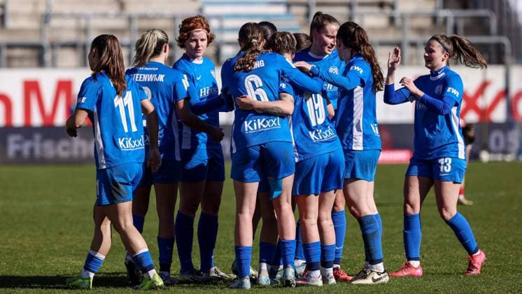 v.li.: Spielerinnen vom SV Meppen mit Torjubel, Jubel, jubeln, jubelt, optimistisch, Spielszene, Highlight, Freude über das Tor zum 1:0, DIE DFB-RICHTLINIEN UNTERSAGEN JEGLICHE NUTZUNG VON FOTOS ALS SEQUENZBILDER UND ODER VIDEOÄHNLICHE FOTOSTRECKEN. DFB REGULATIONS PROHIBIT ANY USE OF PHOTOGRAPHS AS IMAGE SEQUENCES AND OR QUASI-VIDEO., 02.03.2025, Meppen (Deutschland), Fussball, 2. Frauen-Bundesliga, SV Meppen - SC Freiburg II