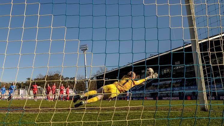 v.li.: Rebecca Adamczyk (Torhüterin, Torwart, SC Freiburg II, 1) springt zum Ball, pariert den Ball, Parade, Glanzparade, hält den Ball, Action, Aktion, Hintertor, Hintertorkamera, Hintertorperspektive, Tornetz, DIE DFB-RICHTLINIEN UNTERSAGEN JEGLICHE NUTZUNG VON FOTOS ALS SEQUENZBILDER UND ODER VIDEOÄHNLICHE FOTOSTRECKEN. DFB REGULATIONS PROHIBIT ANY USE OF PHOTOGRAPHS AS IMAGE SEQUENCES AND OR QUASI-VIDEO., 02.03.2025, Meppen (Deutschland), Fussball, 2. Frauen-Bundesliga, SV Meppen - SC Freiburg II
