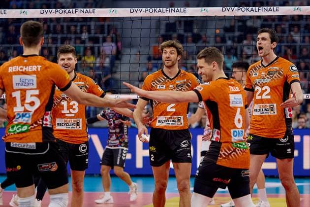 Freude bei Jake Hanes (Berlin Recycling Volleys, 22) Matthew Knigge (Berlin Recycling Volleys, 02) und Ruben Schott (Berlin Recycling Volleys, 13), Johannes Tille (Berlin Recycling Volleys, 06) GER, BERLIN RECYCLING Volleys - SWD powervolleys Dueren, Volleyball, DVV-Pokalfinale Maenner 2025, 02.03.25 GER, BERLIN RECYCLING Volleys - SWD powervolleys Dueren, Volleyball, DVV-Pokalfinale Maenner 2025, 02.03.25 Mannheim Copyright: xEibner-Pressefoto GeraldxOelze-dexStoppanyx EP-ODS