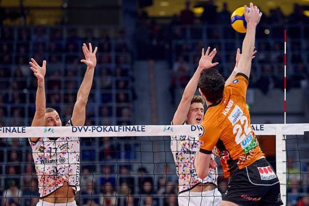 Jake Hanes (Berlin Recycling Volleys, 22) im Angriff, keine Blockchance fuer Francois Huetz (SWD powervolleys Dueren, 17) GER, BERLIN RECYCLING Volleys - SWD powervolleys Dueren, Volleyball, DVV-Pokalfinale Maenner 2025, 02.03.25 GER, BERLIN RECYCLING Volleys - SWD powervolleys Dueren, Volleyball, DVV-Pokalfinale Maenner 2025, 02.03.25 Mannheim Copyright: xEibner-Pressefoto GeraldxOelze-dexStoppanyx EP-ODS