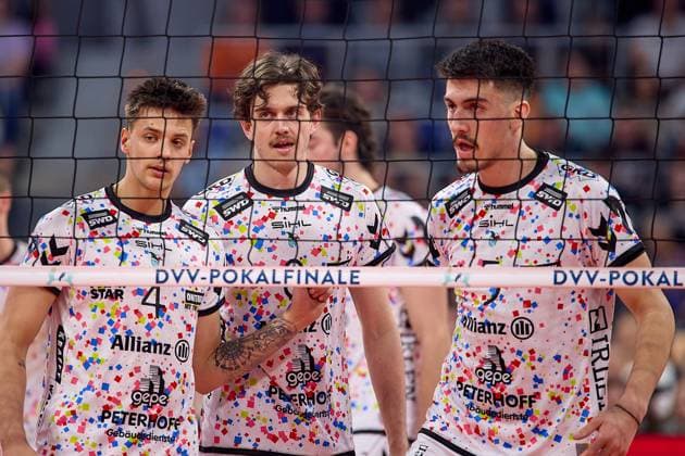 Gregor Pernus (SWD powervolleys Dueren, 04) Robin Baghdady (SWD powervolleys Dueren, 08)Alex Knight (SWD powervolleys Dueren, 07) GER, BERLIN RECYCLING Volleys - SWD powervolleys Dueren, Volleyball, DVV-Pokalfinale Maenner 2025, 02.03.25 GER, BERLIN RECYCLING Volleys - SWD powervolleys Dueren, Volleyball, DVV-Pokalfinale Maenner 2025, 02.03.25 Mannheim Copyright: xEibner-Pressefoto GeraldxOelze-dexStoppanyx EP-ODS