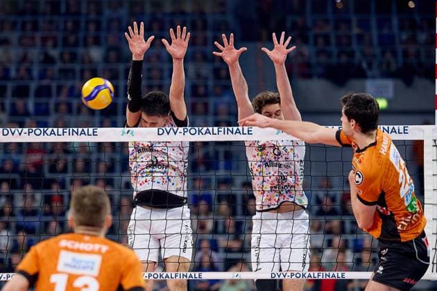 Jake Hanes (Berlin Recycling Volleys, 22) gegen Doppelblock mit Robin Baghdady (SWD powervolleys Dueren, 08) GER, BERLIN RECYCLING Volleys - SWD powervolleys Dueren, Volleyball, DVV-Pokalfinale Maenner 2025, 02.03.25 GER, BERLIN RECYCLING Volleys - SWD powervolleys Dueren, Volleyball, DVV-Pokalfinale Maenner 2025, 02.03.25 Mannheim Copyright: xEibner-Pressefoto GeraldxOelze-dexStoppanyx EP-ODS