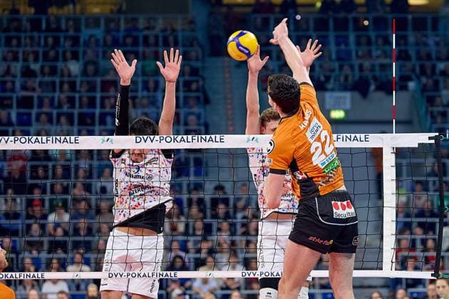 Angriff Jake Hanes (Berlin Recycling Volleys, 22) gegen Doppelblock mit Imanol Salazar (SWD powervolleys Dueren, 05) GER, BERLIN RECYCLING Volleys - SWD powervolleys Dueren, Volleyball, DVV-Pokalfinale Maenner 2025, 02.03.25 GER, BERLIN RECYCLING Volleys - SWD powervolleys Dueren, Volleyball, DVV-Pokalfinale Maenner 2025, 02.03.25 Mannheim Copyright: xEibner-Pressefoto GeraldxOelze-dexStoppanyx EP-ODS