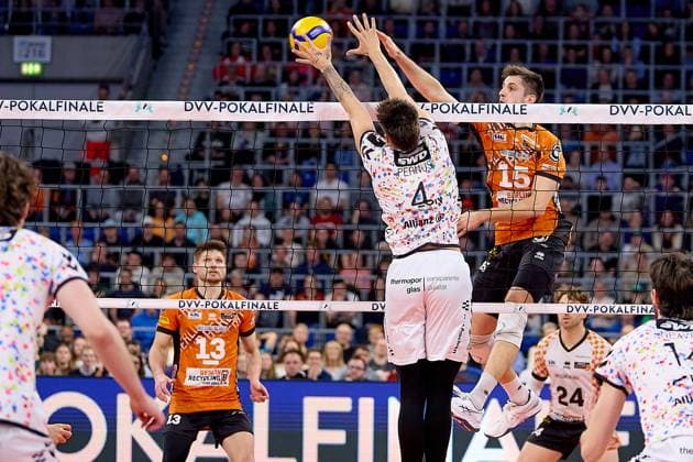 Angriff Moritz Reichert (Berlin Recycling Volleys, 15) gegen Einerblock von Gregor Pernus (SWD powervolleys Dueren, 04) GER, BERLIN RECYCLING Volleys - SWD powervolleys Dueren, Volleyball, DVV-Pokalfinale Maenner 2025, 02.03.25 GER, BERLIN RECYCLING Volleys - SWD powervolleys Dueren, Volleyball, DVV-Pokalfinale Maenner 2025, 02.03.25 Mannheim Copyright: xEibner-Pressefoto GeraldxOelze-dexStoppanyx EP-ODS