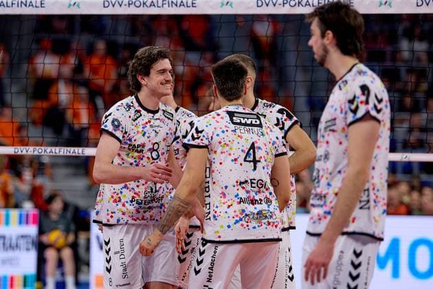 Freude, Jubel Robin Baghdady (SWD powervolleys Dueren, 08) und Gregor Pernus (SWD powervolleys Dueren, 04) GER, BERLIN RECYCLING Volleys - SWD powervolleys Dueren, Volleyball, DVV-Pokalfinale Maenner 2025, 02.03.25 GER, BERLIN RECYCLING Volleys - SWD powervolleys Dueren, Volleyball, DVV-Pokalfinale Maenner 2025, 02.03.25 Mannheim Copyright: xEibner-Pressefoto GeraldxOelze-dexStoppanyx EP-ODS