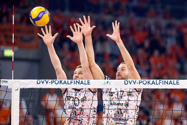 Doppelblock Tomi Saarinen (SWD powervolleys Dueren, 10) und Francois Huetz (SWD powervolleys Dueren, 17) GER, BERLIN RECYCLING Volleys - SWD powervolleys Dueren, Volleyball, DVV-Pokalfinale Maenner 2025, 02.03.25 GER, BERLIN RECYCLING Volleys - SWD powervolleys Dueren, Volleyball, DVV-Pokalfinale Maenner 2025, 02.03.25 Mannheim Copyright: xEibner-Pressefoto GeraldxOelze-dexStoppanyx EP-ODS