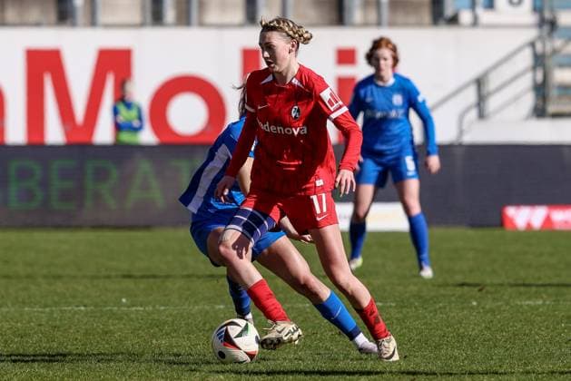v.li.: Weena Simmen (SC Freiburg II, 17) am Ball, Einzelbild, Ganzkörper, Aktion, Action, Spielszene, DIE DFB-RICHTLINIEN UNTERSAGEN JEGLICHE NUTZUNG VON FOTOS ALS SEQUENZBILDER UND ODER VIDEOÄHNLICHE FOTOSTRECKEN. DFB REGULATIONS PROHIBIT ANY USE OF PHOTOGRAPHS AS IMAGE SEQUENCES AND OR QUASI-VIDEO., 02.03.2025, Meppen (Deutschland), Fussball, 2. Frauen-Bundesliga, SV Meppen - SC Freiburg II