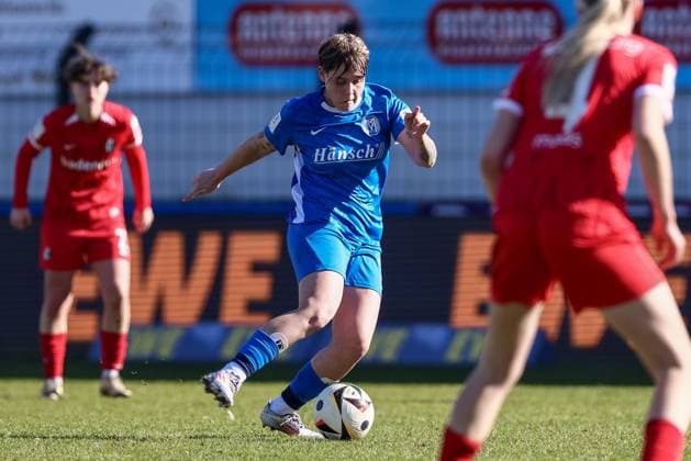 v.li.: Lea Mauly (SV Meppen, 19) am Ball, Einzelbild, Ganzkörper, Aktion, Action, Spielszene, DIE DFB-RICHTLINIEN UNTERSAGEN JEGLICHE NUTZUNG VON FOTOS ALS SEQUENZBILDER UND ODER VIDEOÄHNLICHE FOTOSTRECKEN. DFB REGULATIONS PROHIBIT ANY USE OF PHOTOGRAPHS AS IMAGE SEQUENCES AND OR QUASI-VIDEO., 02.03.2025, Meppen (Deutschland), Fussball, 2. Frauen-Bundesliga, SV Meppen - SC Freiburg II
