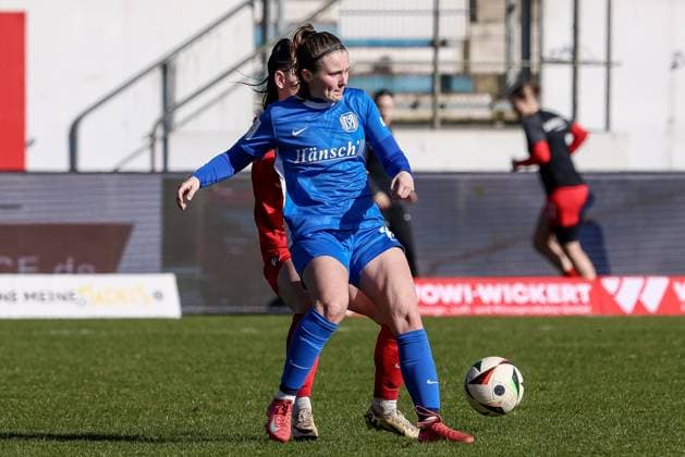 v.li.: Ayleen Seyen (SV Meppen, 13) am Ball, Einzelbild, Ganzkörper, Aktion, Action, Spielszene, DIE DFB-RICHTLINIEN UNTERSAGEN JEGLICHE NUTZUNG VON FOTOS ALS SEQUENZBILDER UND ODER VIDEOÄHNLICHE FOTOSTRECKEN. DFB REGULATIONS PROHIBIT ANY USE OF PHOTOGRAPHS AS IMAGE SEQUENCES AND OR QUASI-VIDEO., 02.03.2025, Meppen (Deutschland), Fussball, 2. Frauen-Bundesliga, SV Meppen - SC Freiburg II
